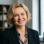 Портрет уверенного в себе российского предпринимателя, представитель компании Автозалог+, студийное фото.
