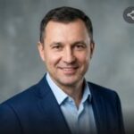 Уверенный в себе руководитель компании Автозалог+, профессиональный портрет, взгляд в камеру.