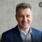 Уверенный в себе руководитель компании Автозалог+, профессиональный портрет, взгляд в камеру.
